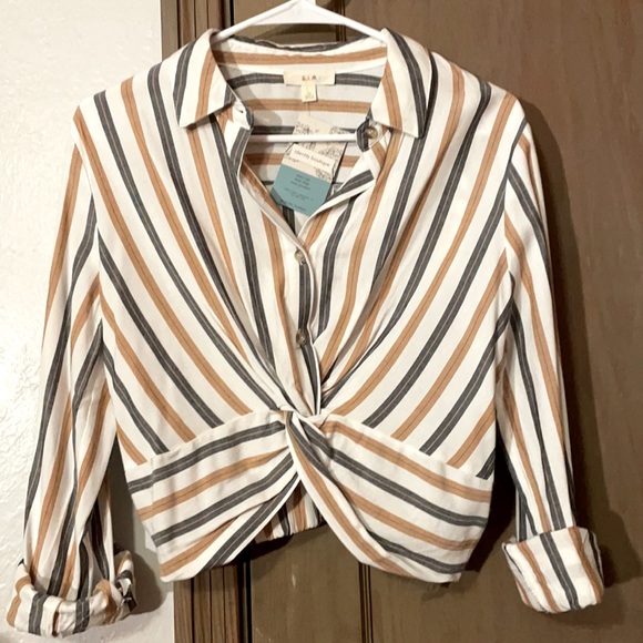 Adorable and chic pinstripe cropped shirt in grey and cream stripes. - Picture 1 of 6